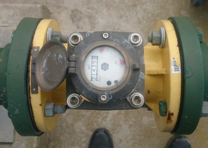 Pipe with meter reading